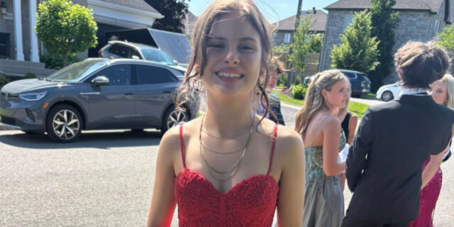 Mia Tinayre défile sur le tapis rouge et c’est quelque chose