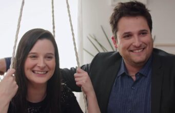 Rosalie Taillefer-Simard montre son changement d’appareil auditif et c’est quelque chose