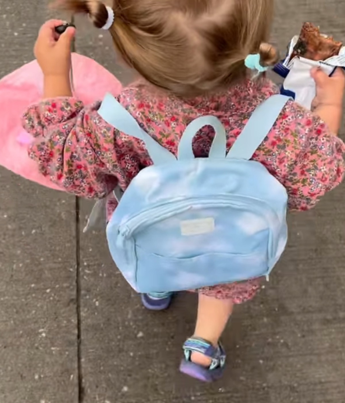 Sarah-jeanne-labrosse-juillet-fille-sac a dos