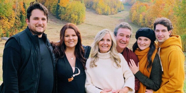 René Simard pose avec ses enfants et petits-enfants et c’est quelque chose