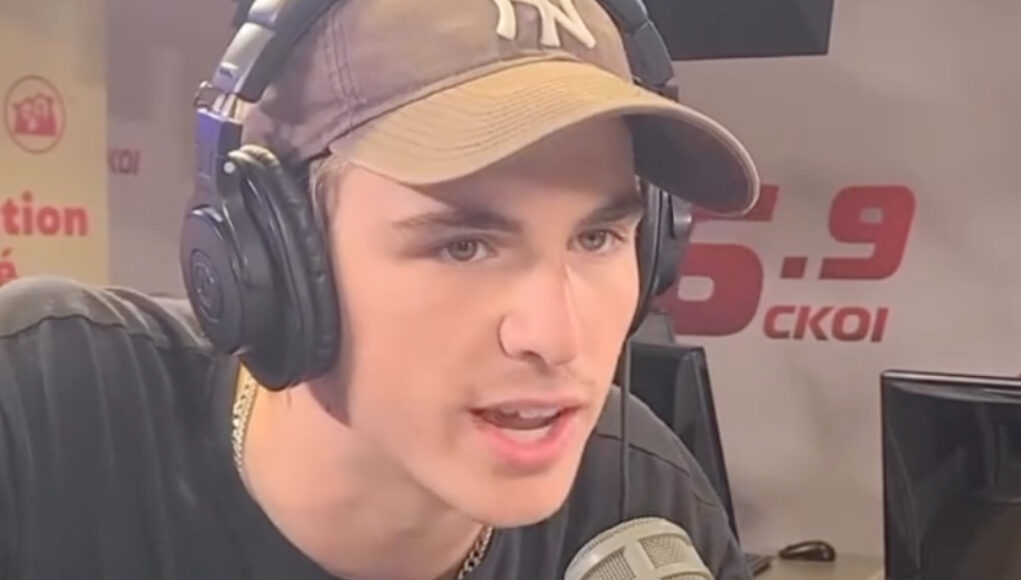 Justin-Morissette-au-micro-recadré