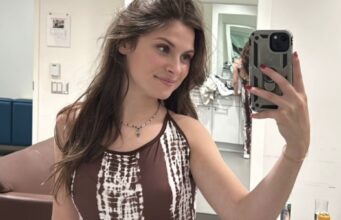 Élégante, Mia Tinayre montre sa robe pour son spectacle