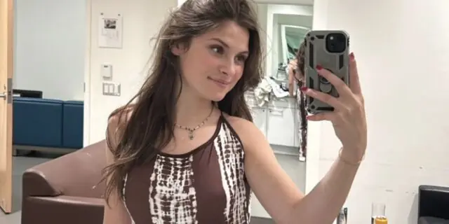 Élégante, Mia Tinayre montre sa robe pour son spectacle