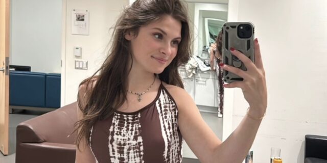 Élégante, Mia Tinayre montre sa robe pour son spectacle