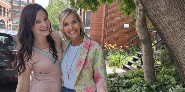 Rosalie Taillefer-Simard montre les photos de son activité en famille