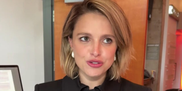 Sarah-Jeanne Labrosse se présente sur scène avec son bébé dans les bras aux Gémeaux 2025