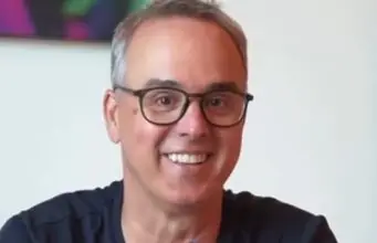 Gino Chouinard montre ce qu’il veut recevoir pour la fête des Pères