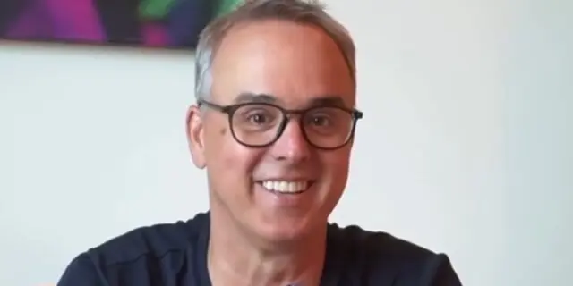 Gino Chouinard montre ce qu’il veut recevoir pour la fête des Pères