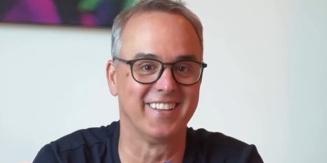 Gino Chouinard change de look et présente sa nouvelle coupe