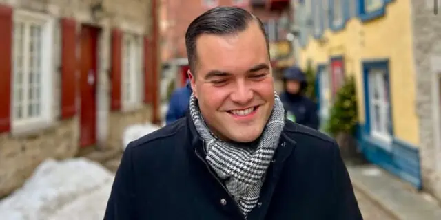 Simon Philibert de Salut Bonjour montre les photos de son voyage en amoureux