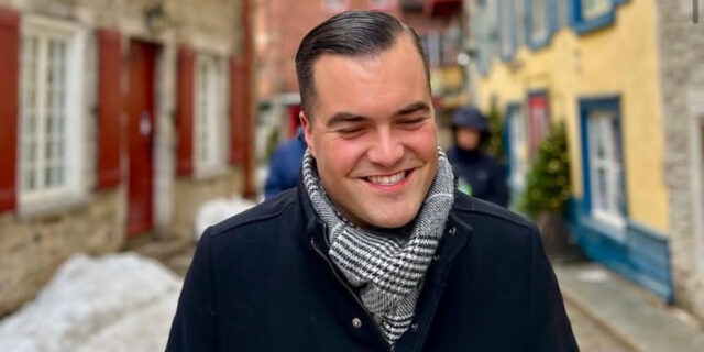 Simon Philibert de Salut Bonjour montre les photos de son voyage en amoureux