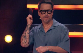 Stéphane Rousseau montre son look pour Chanteurs Masqués et ça fait différent