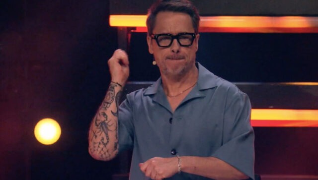 Stéphane Rousseau montre son look pour Chanteurs Masqués et ça fait différent