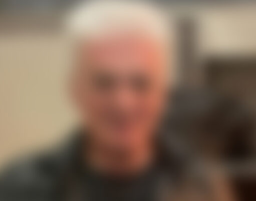 À 76 ans, ce chanteur connu au Québec épouse sa blonde