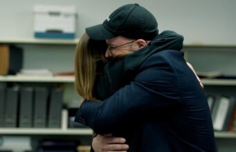 Julie Perrault reçoit une visite surprise d’une autre personne sur le plateau et sa réaction est quelque chose