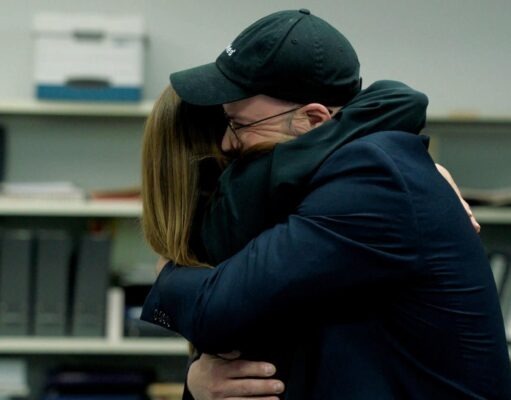 Julie Perrault reçoit une visite surprise d’une autre personne sur le plateau et sa réaction est quelque chose