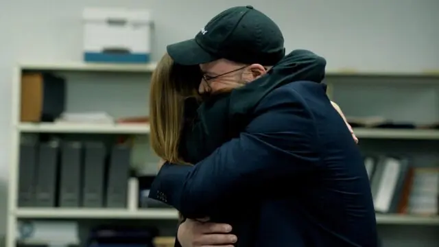 Julie Perrault reçoit une visite surprise d’une autre personne sur le plateau et sa réaction est quelque chose