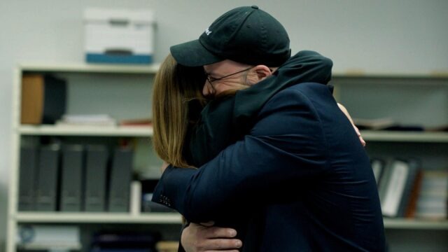 Julie Perrault reçoit une visite surprise d’une autre personne sur le plateau et sa réaction est quelque chose