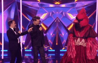 Le public n’en revient pas de la performance de cet artiste du Québec à Chanteurs Masqués