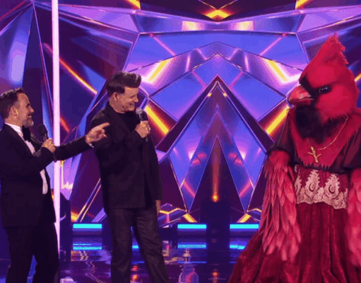 Le public n’en revient pas de la performance de cet artiste du Québec à Chanteurs Masqués