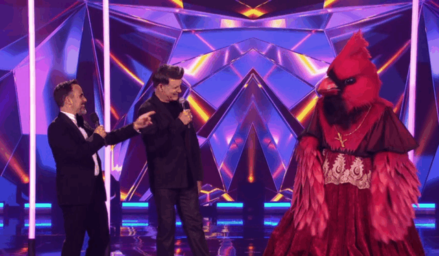 Le public n’en revient pas de la performance de cet artiste du Québec à Chanteurs Masqués