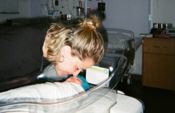 Sarah-Jeanne Labrosse partage une rare photo de son bébé