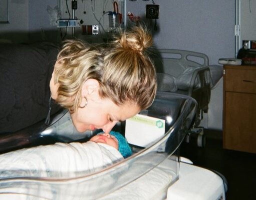 Sarah-Jeanne Labrosse partage une rare photo de son bébé