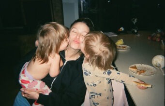 Sarah-Jeanne Labrosse était bien accompagnée au salon du livre