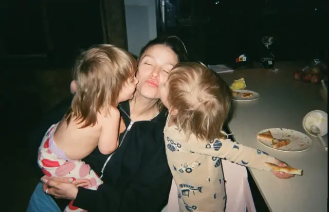 Sarah-Jeanne Labrosse était bien accompagnée au salon du livre