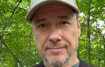 Stéphane Rousseau dévoile la peinture qu’il vient de peindre et c’est quelque chose