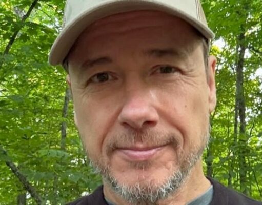 Stéphane Rousseau dévoile la peinture qu’il vient de peindre et c’est quelque chose