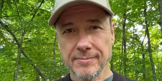 Stéphane Rousseau dévoile la peinture qu’il vient de peindre et c’est quelque chose