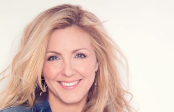 Véronique Cloutier pose en couverture de magazine pour Noël et c’est quelque chose