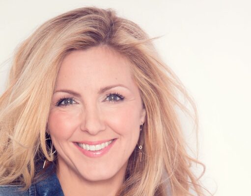 Véronique Cloutier pose en couverture de magazine pour Noël et c’est quelque chose