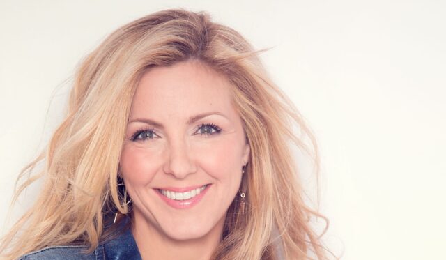 Véronique Cloutier pose en couverture de magazine pour Noël et c’est quelque chose