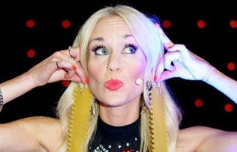 Anouk Meunier montre son look pour la spéciale du temps des fêtes de Chanteurs Masqués