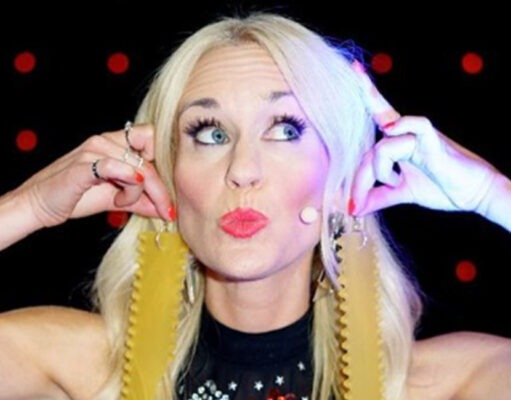 Anouk Meunier montre son look pour la spéciale du temps des fêtes de Chanteurs Masqués