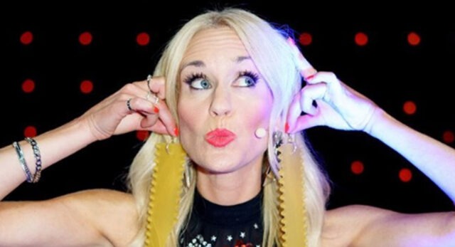 Anouk Meunier montre son look pour la spéciale du temps des fêtes de Chanteurs Masqués