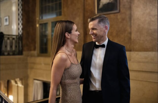 Le maire de Québec Bruno Marchand partage toutes les photos de son gala avec sa blonde animatrice