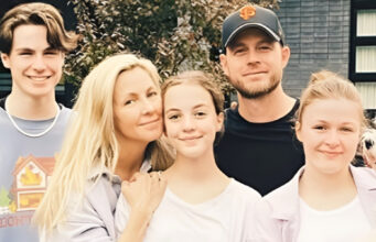 Véronique Cloutier pose avec sa robe rouge pour Noël avec toute sa famille