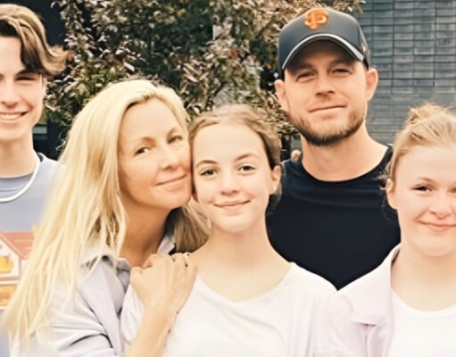 Véronique Cloutier pose avec sa robe rouge pour Noël avec toute sa famille