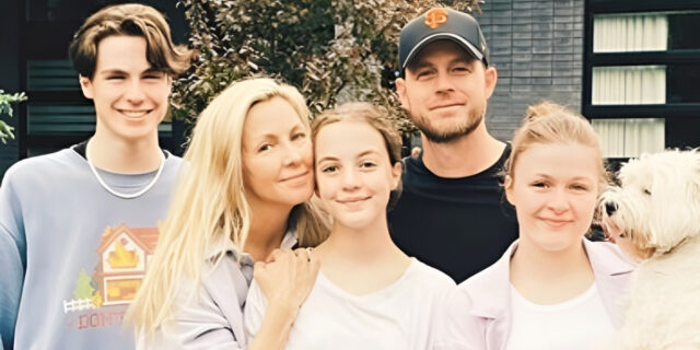 Véronique Cloutier pose avec sa robe rouge pour Noël avec toute sa famille