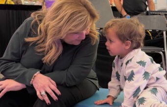 Marie-Claude Barrette partage une rare photo avec son fils devant le sapin