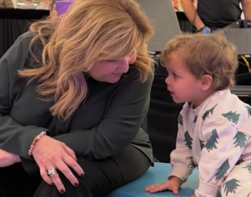 Marie-Claude Barrette partage une rare photo avec son fils devant le sapin
