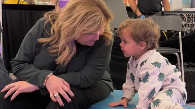 Marie-Claude Barrette partage une rare photo avec son fils devant le sapin