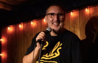 Un humoriste connu sort et annonce être en deuil de sa maman