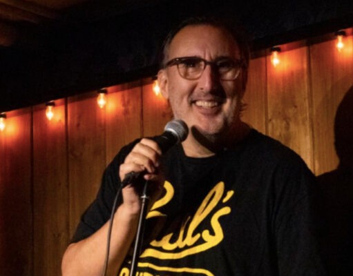 Un humoriste connu sort et annonce être en deuil de sa maman