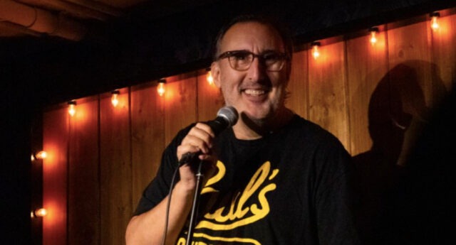 Un humoriste connu sort et annonce être en deuil de sa maman