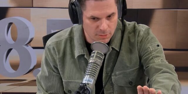 Patrick Lagacé sort et fait un commentaire après son entrevue avec Guillaume Lemay-Thivierge