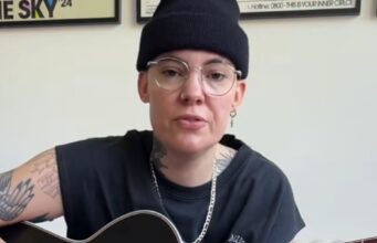 Roxane Bruneau dévoile son tatouage dans le cou juste avant Noël